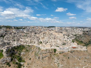 Matera 'nın (Sassi di Matera) güney İtalya' daki güzel Basilicata kentinin havadan görünüşü. Eski mağara evleri derin vadideki tufa kayasına oyulmuş, Gravina Nehri..