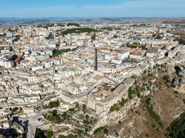 Matera 'nın (Sassi di Matera) güney İtalya' daki güzel Basilicata kentinin havadan görünüşü. Eski mağara evleri derin vadideki tufa kayasına oyulmuş, Gravina Nehri..