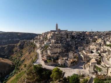 Matera 'nın (Sassi di Matera) güney İtalya' daki güzel Basilicata kentinin havadan görünüşü. Eski mağara evleri derin vadideki tufa kayasına oyulmuş, Gravina Nehri..