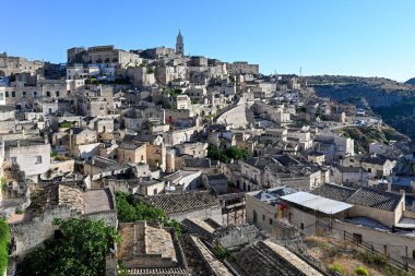 Matera 'nın (Sassi di Matera) güney İtalya' daki güzel Basilicata kentinin havadan görünüşü. Eski mağara evleri derin vadideki tufa kayasına oyulmuş, Gravina Nehri..