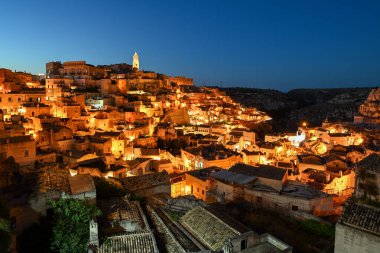 Ortaçağ şehri Matera, Basilicata İtalya 'nın güzel yaz günbatımında şehri..
