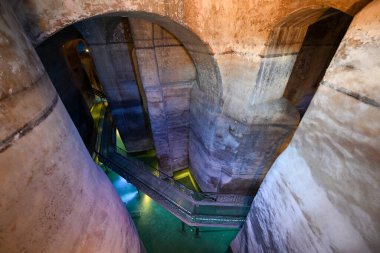 Matera 'daki antik su deposu. UNESCO mirası. Avrupa 'nın başkenti. Şehrin merkez meydanının altında bir yeraltı yapısına sahip. Tüm vatandaşlar için garanti su..