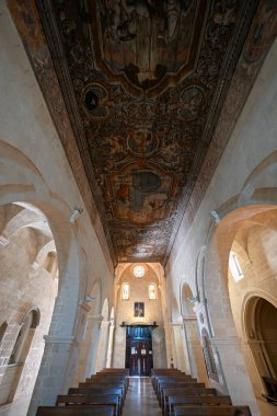 Matera, Basilicata, İtalya - 10 Ağustos 2023 San Pietro Barisano ortaçağ rock kilisesi, antik İtalyan şehrinin eski kasabasında Tuff 'a oyulmuş.