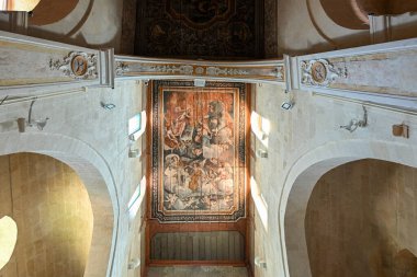 Matera, Basilicata, İtalya - 10 Ağustos 2023 San Pietro Barisano ortaçağ rock kilisesi, antik İtalyan şehrinin eski kasabasında Tuff 'a oyulmuş.