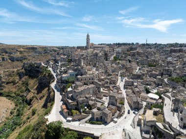 İtalya 'nın Matera kentindeki, Basilicata bölgesindeki sarp kayalıklar ve kanyonlar ve antik Madonna de Idris rock kilisesi..