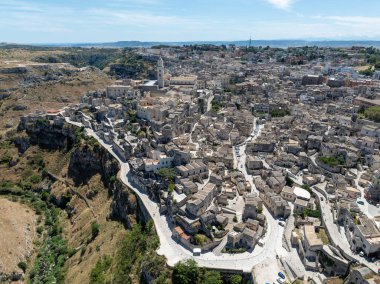 İtalya 'nın Matera kentindeki, Basilicata bölgesindeki sarp kayalıklar ve kanyonlar ve antik Madonna de Idris rock kilisesi..