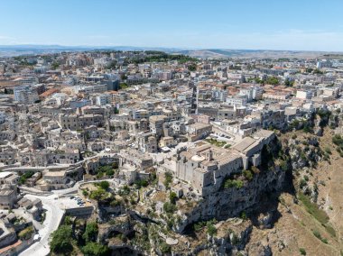 İtalya 'nın Matera kentindeki, Basilicata bölgesindeki sarp kayalıklar ve kanyonlar ve antik Madonna de Idris rock kilisesi..