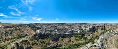 İtalya 'nın Matera kentindeki, Basilicata bölgesindeki sarp kayalıklar ve kanyonlar ve antik Madonna de Idris rock kilisesi..