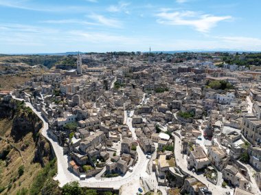 İtalya 'nın Matera kentindeki, Basilicata bölgesindeki sarp kayalıklar ve kanyonlar ve antik Madonna de Idris rock kilisesi..