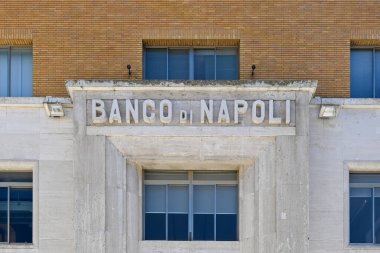 Matera, İtalya - 9 Ağustos 2023 Banco di Napoli Bankası. Banco di Napoli S.P.A., dünyanın en eski bankaları arasında Intesa Sanpaolo grubunun bir İtalyan bankacılık iştirakiydi.