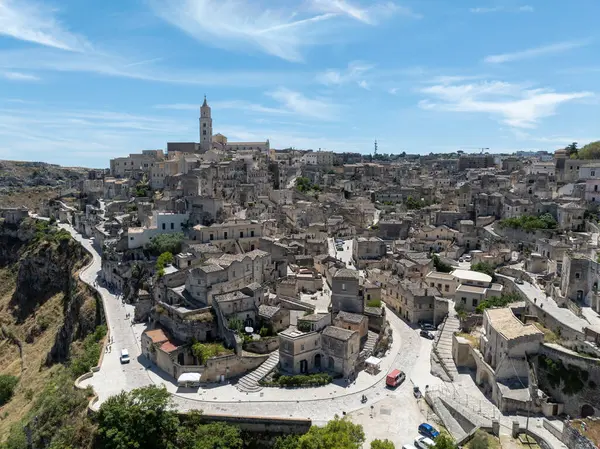 İtalya 'nın Matera kentindeki, Basilicata bölgesindeki sarp kayalıklar ve kanyonlar ve antik Madonna de Idris rock kilisesi..