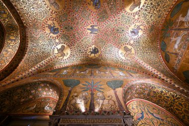 Palermo, İtalya - 29 Ağustos 2023 Palatine Şapeli 'nin içi ve altın mozaikleri. Kilise, Bizans Sarayı içindeki Sicilya 'nın Norman krallarının kraliyet kilisesidir..