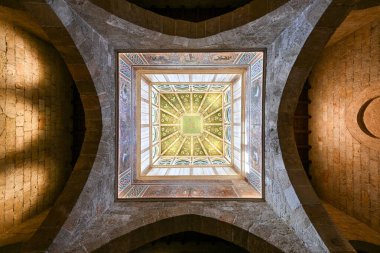 Palermo, İtalya - 29 Ağustos 2023 Palatine Şapeli 'nin içi ve altın mozaikleri. Kilise, Bizans Sarayı içindeki Sicilya 'nın Norman krallarının kraliyet kilisesidir..