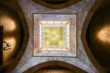 Palermo, İtalya - 29 Ağustos 2023 Palatine Şapeli 'nin içi ve altın mozaikleri. Kilise, Bizans Sarayı içindeki Sicilya 'nın Norman krallarının kraliyet kilisesidir..