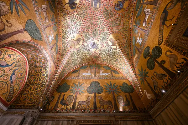 Palermo, İtalya - 29 Ağustos 2023 Palatine Şapeli 'nin içi ve altın mozaikleri. Kilise, Bizans Sarayı içindeki Sicilya 'nın Norman krallarının kraliyet kilisesidir..