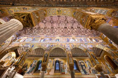 Palermo, İtalya - 29 Ağustos 2023 Palatine Şapeli 'nin içi ve altın mozaikleri. Kilise, Bizans Sarayı içindeki Sicilya 'nın Norman krallarının kraliyet kilisesidir..