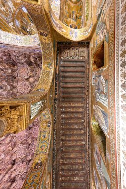 Palermo, İtalya - 29 Ağustos 2023 Palatine Şapeli 'nin içi ve altın mozaikleri. Kilise, Bizans Sarayı içindeki Sicilya 'nın Norman krallarının kraliyet kilisesidir..
