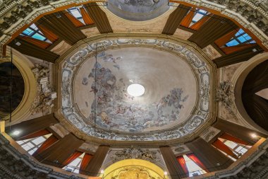 Palermo, Sicilya, İtalya - 29 Ağustos 2023: İtalya 'nın merkezindeki Corso Vittorio Emanuele' ye tepeden bakan Kutsal Kurtarıcı Kilisesi cephesi.