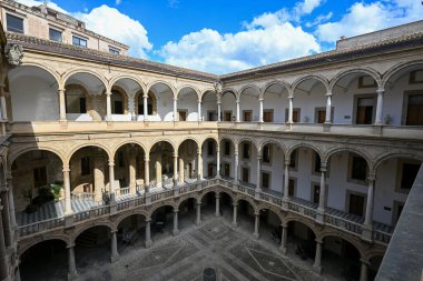 Palermo, İtalya - 29 Ağustos 2023: Palermo şehrinde Palazzo dei Normanni 'nin (Normanlar Sarayı, Palazzo Reale) avlusu. Kraliyet Sarayı, Norman hakimiyeti sırasında Sicilya Kralları 'nın yeriydi.