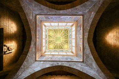 Palermo, İtalya - 29 Ağustos 2023 Palatine Şapeli 'nin içi ve altın mozaikleri. Kilise, Bizans Sarayı içindeki Sicilya 'nın Norman krallarının kraliyet kilisesidir..