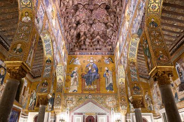 Palermo, İtalya - 29 Ağustos 2023 Palatine Şapeli 'nin içi ve altın mozaikleri. Kilise, Bizans Sarayı içindeki Sicilya 'nın Norman krallarının kraliyet kilisesidir..