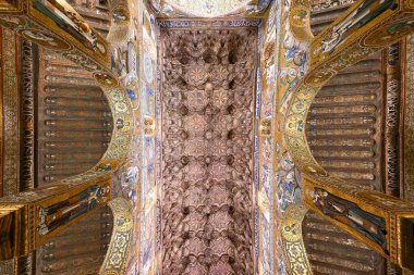 Palermo, İtalya - 29 Ağustos 2023 Palatine Şapeli 'nin içi ve altın mozaikleri. Kilise, Bizans Sarayı içindeki Sicilya 'nın Norman krallarının kraliyet kilisesidir..