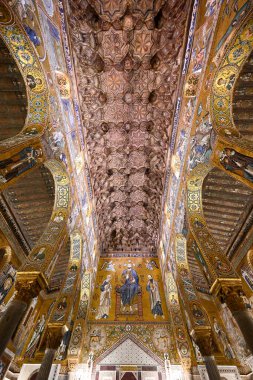Palermo, İtalya - 29 Ağustos 2023 Palatine Şapeli 'nin içi ve altın mozaikleri. Kilise, Bizans Sarayı içindeki Sicilya 'nın Norman krallarının kraliyet kilisesidir..