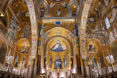 Palermo, İtalya - 29 Ağustos 2023 Palatine Şapeli 'nin içi ve altın mozaikleri. Kilise, Bizans Sarayı içindeki Sicilya 'nın Norman krallarının kraliyet kilisesidir..