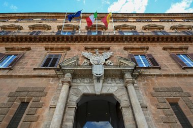 Palazzo dei Normanni, Sicilya 'nın başkenti Palermo' daki Parlamento Meydanı manzaralı.