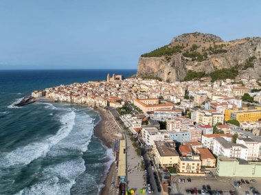 İtalya 'nın Sicilya kentindeki Norman ortaçağ katedrali ve uçurumuyla ünlü Cefalu eski kasabasının hava manzarası. Kasaba İtalya 'da çok popüler bir yaz tatili merkezidir..
