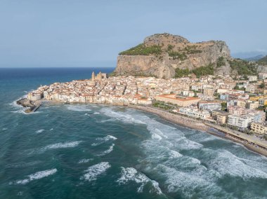 İtalya 'nın Sicilya kentindeki Norman ortaçağ katedrali ve uçurumuyla ünlü Cefalu eski kasabasının hava manzarası. Kasaba İtalya 'da çok popüler bir yaz tatili merkezidir..
