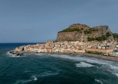 İtalya 'nın Sicilya kentindeki Norman ortaçağ katedrali ve uçurumuyla ünlü Cefalu eski kasabasının hava manzarası. Kasaba İtalya 'da çok popüler bir yaz tatili merkezidir..