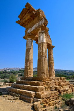 İtalya, Sicilya, Agrigento 'daki Tapınaklar Vadisi' ndeki Dioscuri Tapınağı.