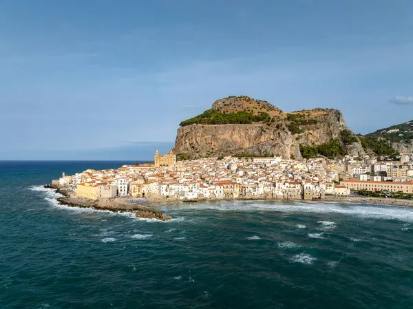 İtalya 'nın Sicilya kentindeki Norman ortaçağ katedrali ve uçurumuyla ünlü Cefalu eski kasabasının hava manzarası. Kasaba İtalya 'da çok popüler bir yaz tatili merkezidir..