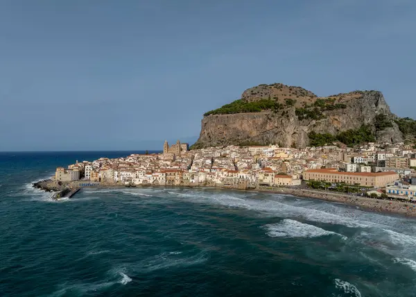 İtalya 'nın Sicilya kentindeki Norman ortaçağ katedrali ve uçurumuyla ünlü Cefalu eski kasabasının hava manzarası. Kasaba İtalya 'da çok popüler bir yaz tatili merkezidir..
