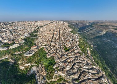 Ragusa İbla 'nın havadan görünüşü. Ragusa İbla 'nın yukarıdan görünüşü, Ragusa ili, Val di Noto, Sicilya, İtalya.