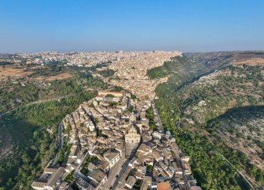 İtalya Ragusa Ibla, Sicilya 'daki San Giorgio Katedrali' ndeki Barok Duomo di San Giorgio 'nun havadan görünüşü 250 adımlık bir uçuş, muazzam sütunlar, aziz heykelleri ve dekore edilmiş portallar içermektedir.