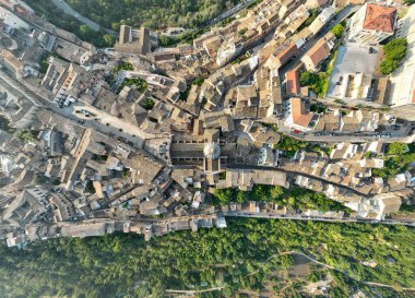 İtalya Ragusa Ibla, Sicilya 'daki San Giorgio Katedrali' ndeki Barok Duomo di San Giorgio 'nun havadan görünüşü 250 adımlık bir uçuş, muazzam sütunlar, aziz heykelleri ve dekore edilmiş portallar içermektedir.