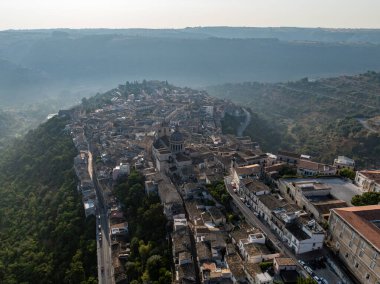 Ragusa İbla 'nın havadan görünüşü. Ragusa İbla 'nın yukarıdan görünüşü, Ragusa ili, Val di Noto, Sicilya, İtalya.