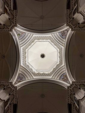 Favara, İtalya - 26 Ağustos 2023: Chiesa madre altın kubbesi Agrigento köyü Favara, Sicilya, İtalya