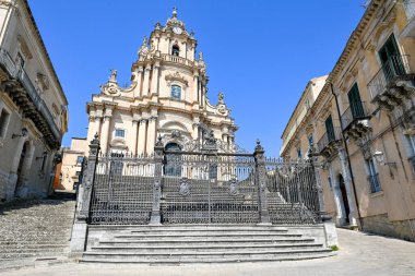 Barok Duomo di San Giorgio Katedrali veya Ragusa İbla, Sicilya, İtalya 'daki San Giorgio Katedrali' nde 250 adımlık bir uçuş, muazzam sütunlar, azizlerin heykelleri ve dekore edilmiş portallar bulunmaktadır.