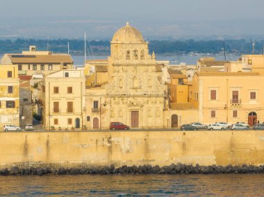 Kutsal Ruh'un (chiesa dello Spirito Santo - 1727) kilisenin kubbesi. Ortygia Adası (Ortigia), Syracuse, Sicilya Adası, İtalya, Avrupa'nın tarihi merkezi