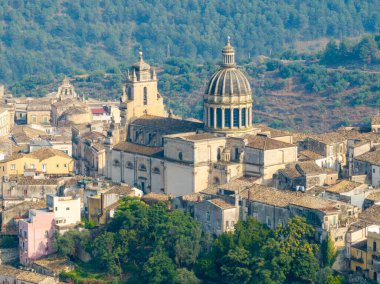 Barok Duomo di San Giorgio Katedrali veya Ragusa İbla, Sicilya, İtalya 'daki San Giorgio Katedrali' nde 250 adımlık bir uçuş, muazzam sütunlar, azizlerin heykelleri ve dekore edilmiş portallar bulunmaktadır.