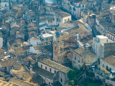 Barok stili Chiesa di Santa Maria dell Itria 'nın mavi kubbesi Ragusa İbla Sicilya İtalya' da büyük rokoko çiçekli vazolarla süslenmiş sekiz Caltagirone terasotta paneliyle kaplıydı..