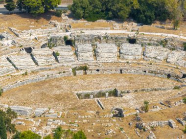 Roma Syracuse Amfitiyatrosu, Roma İmparatorluk döneminin ilk dönemlerinde inşa edilen en temsili yapılardan biridir..