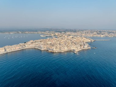 Siracusa, Ortigia Adası havadan, Sicilya, İtalya. Isola di Ortigia, İtalya, Sicilya 'daki Syracuse şehrindeki Ortigia adasının kıyısında. Sahil kasabası Syracuse, Sicilya ve eski Ortigia adası.