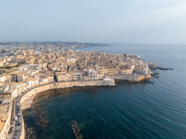 Syracuse, Sicilya, İtalya 'da Ortigia' nın doğu yakasında Spiaggia di Cala Rossa 'da küçük bir sahil.