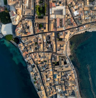 Siracusa, Ortigia Adası havadan, Sicilya, İtalya. Isola di Ortigia, İtalya, Sicilya 'daki Syracuse şehrindeki Ortigia adasının kıyısında. Sahil kasabası Syracuse, Sicilya ve eski Ortigia adası.