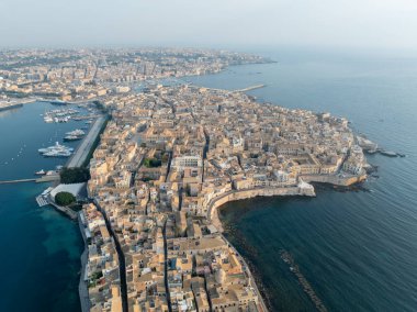 Siracusa, Ortigia Adası havadan, Sicilya, İtalya. Isola di Ortigia, İtalya, Sicilya 'daki Syracuse şehrindeki Ortigia adasının kıyısında. Sahil kasabası Syracuse, Sicilya ve eski Ortigia adası.