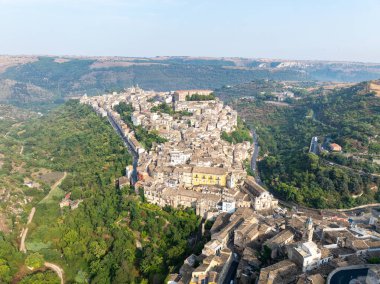 Ragusa İbla 'nın havadan görünüşü. Ragusa İbla 'nın yukarıdan görünüşü, Ragusa ili, Val di Noto, Sicilya, İtalya.